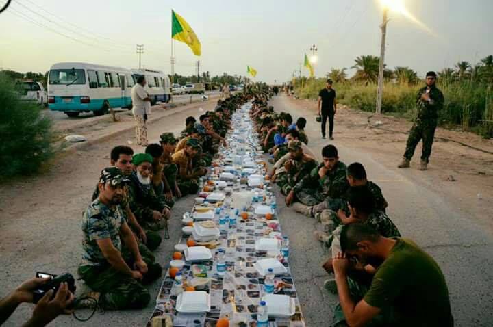 ابطال الحشد الشعبي في محافظة بابل منطقة جرف النصر يقيمون مأدبة إفطار جماعي بطول 2 كم.