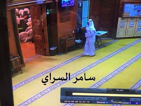شاهد بالصور لحظة دخول الانتحاري الى مسجد الامام الصادق بالكويت