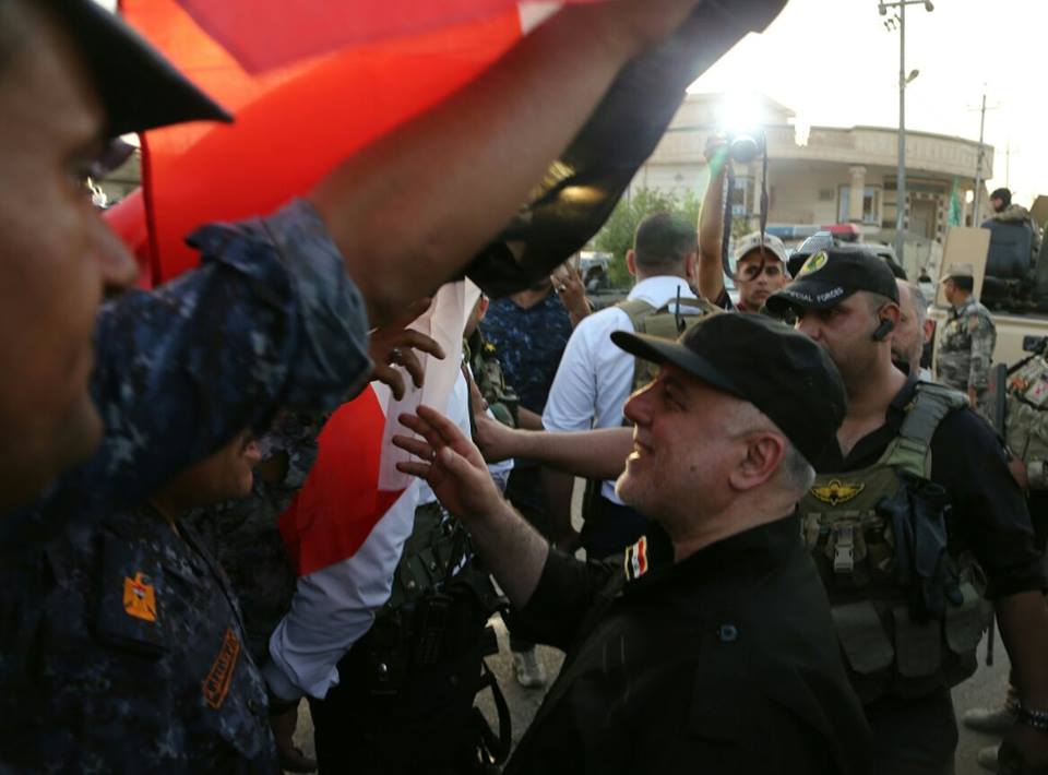 العبادي يرفع العلم العراقي وسط الفلوجة ويعد برفعه في الموصل