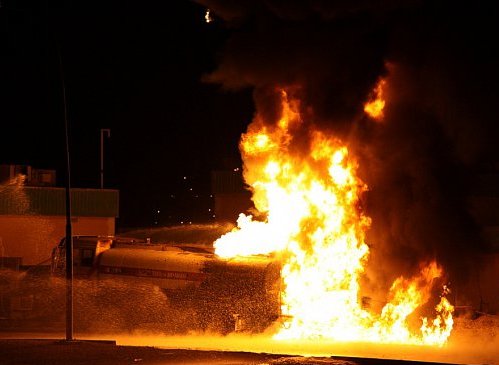 احتراق صهريج محمل بمادة زيت الغاز في حي المعلمين بقضاء الزبير