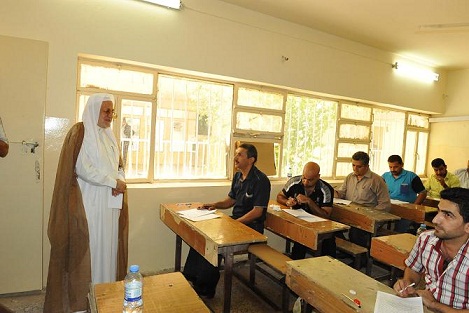 رئيس ديوان الوقف الشيعي يتفقد مراكز الامتحانات الخارجية للدراسة الإسلامية(مصور)
