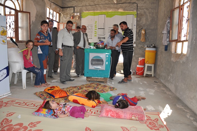 شاهد بالصور :العتبة الحسينية المقدسة تتجول بين النازحين وتقدم اليهم ما يحتاجونه من مواد منزلية وغذائية