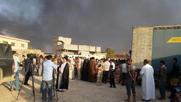 بالصور:خلية اغاثة تابعة للسيد السيستاني تدخل ناحية القيارة بعد تحريرها مباشرة وتغيث 3000 عائلة