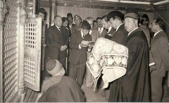 اخر ملوك العراق يفتح قرأن بخط الامام علي عليه السلام  في الروضة الحيدرية