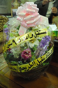 محافظ كربلاء يهنئ وكالة نون الخبرية  في ذكرى تأسيسها بباقة ورد (مصور)