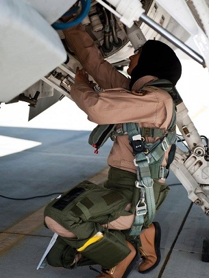 بالفيديو: مريم المنصوري اول أمرأة عربية - اماراتية تقوم بقصف معاقل تنظيم داعش الارهابي