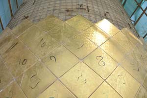 مراحل متقدمة من أعمال تذهيب مآذن حرم العسكريين عليهما السلام(مصور)