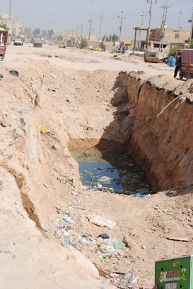 حفر كبيرة تتسبب بحوادث وتعطيل الاعمال في ناحية الحر بكربلاء (مصور)