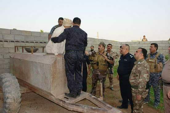 بالصور:لحظة القبض على احد قيادات البعث وهو في خزان ماء بكركوك
