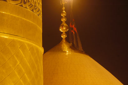 كربلاء:تبديل راية قبة الامام الحسين الى السوداء مع توحيد تبديل الرايات في كافة المزارات الشيعية ايذانا لمحرم الحرام (مصور)