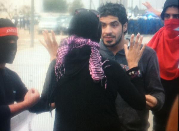 الامن البحريني يقتحم مآتم النساء ويعتقل الناشطة زينب الخواجة