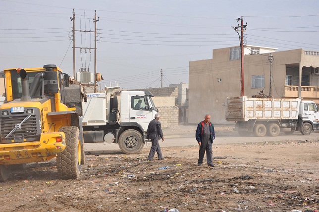 بلدية الموصل ترفع (2000)م3 من الانقاض و(350) طن من النفايات ضمن مناطق قطاع الزهور