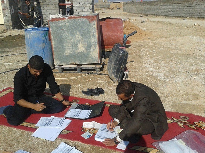 بالصور: الفرق الجوالة لمفوضية الانتخابات تساعد المواطنين في تحديث بياناتهم في قضاء عين التمر بكربلاء