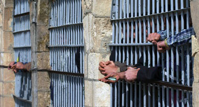 ناجون عراقيون يروون تفاصيل مايجري داخل سجون "داعش" في الموصل والفلوجة