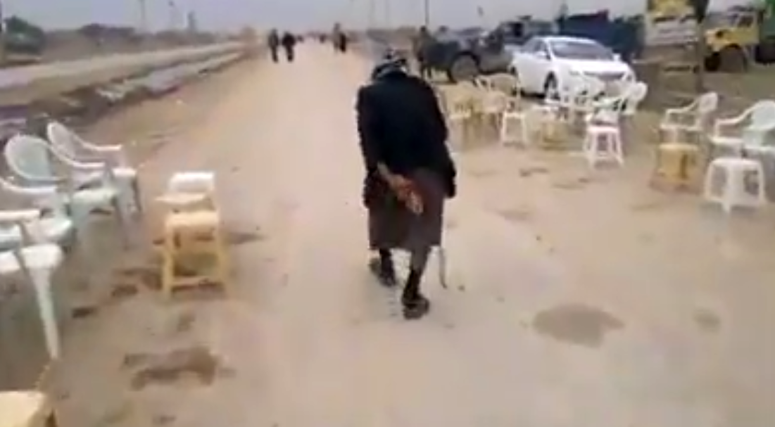 بالفيديو: شيخ طاعن في السن يسير مشياً على الأقدام من الجنوب إلى كربلاء .. شاهد ماذا يقول؟