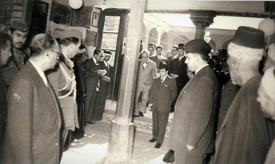 صورة نادرة جدا :زيارة ملك العراق فيصل الثاني الى ضريح مرقد الامام علي ع عام 1952م