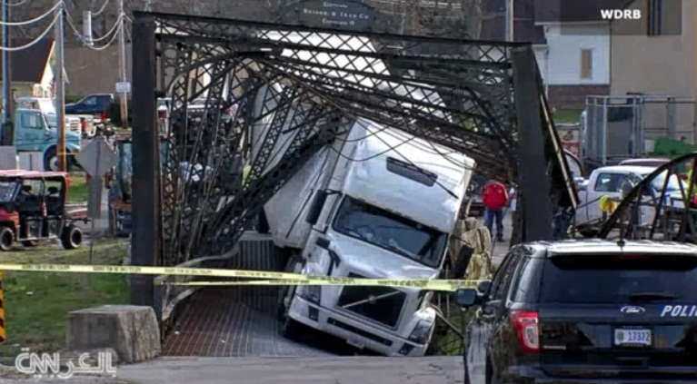 شاحنة تتسبب في انهيار جسر تاريخي عمره أكثر من 130 عاماً