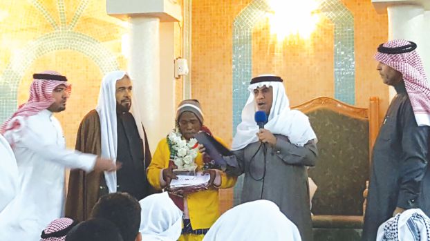 الأحساء: الأهالي يكرمون عامل نظافة أب لـ3 أطباء