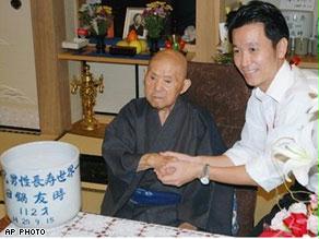 أكبر معمر يحتفل بعيده الـ113 ويتمنى بلوغ 118