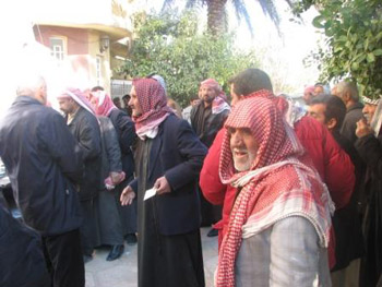 توزيع مساعدات إنسانية على العوائل النازحة إلى  كربلاء