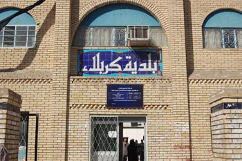 تفريغ موقع الطمر الصحي من النفايات ونقله الى المقلع الدائمي خلف الخط الاستيراتيجي في كربلاء