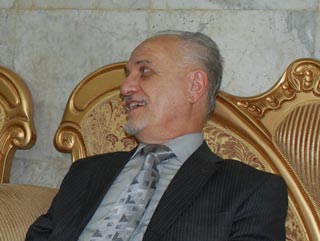 وزير النفط يزور العتبة الحسينية ويطالب دول الجوار بالإسراع بتوقيع اتفاقية توحيد الحقول