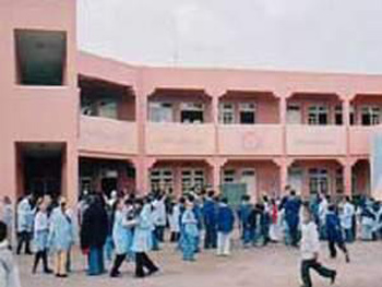 اولياء امور طالبات في كربلاء يرفضون نقل بناتهم الى احدى مدارس البنين غير المستورة