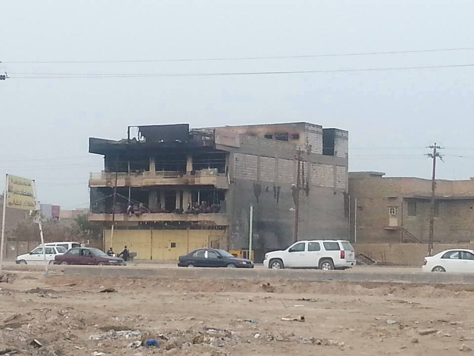 كربلاء :حريق في مجمع لبيع الستائر بسبب  اطلاقات نارية  وإنقاذ عاملين منه