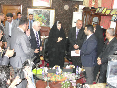 السفيرة الاسترالية ببغداد ترتدي العبائة العراقية في كربلاء(مصور)