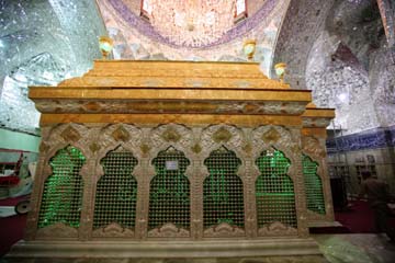 امين عام العتبة الحسينية يعلن الانتهاء من تركيب الشباك الجديد لمرقد سيد الشهداء في كربلاء (مصور)