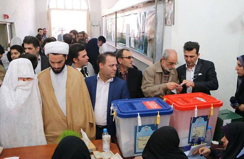 شاهد.. عروسان ايرانيان يحتفلان بزواجهما في قاعة الانتخابات