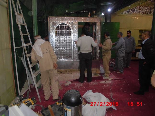بالصور:تفكيك شباك ضريح الشهيد حبيب بن مظاهر الاسدي داخل الحرم الحسيني لاستبداله بجديد