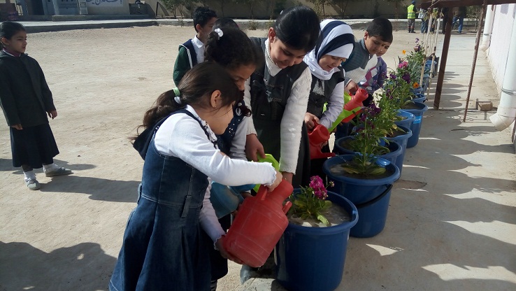 بلدية كربلاء حملات للتشجير مع طلبة المدارس