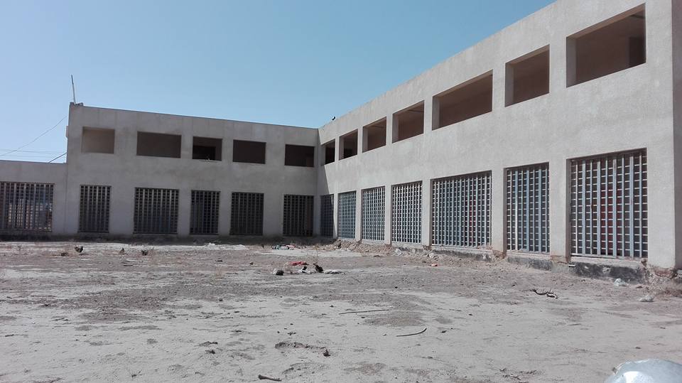 بالصور:مدرسة منجزة منذ خمس سنوات تسع لالف طالب تتعرض للاندثار في كربلاء