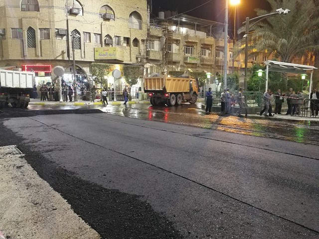 شاهد بالصور عمليات تعبيد شارع قبله الامام الحسين عليه السلام وسط كربلاء