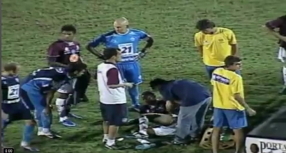 كلب يعض لاعباً ويحرمه من إكمال المباراة