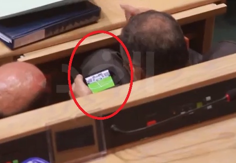 وزير يلعب كرة قدم بهاتفه اثناء كلمة رئيس الوزراء+صوره