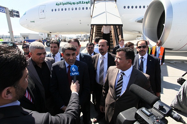 الرحلة الأولى لطائرة الخطوط الجوية العراقية تصل لمطار فرانكفورت وترحب بخراطيم المياه اثناء هبوطها(مصور)