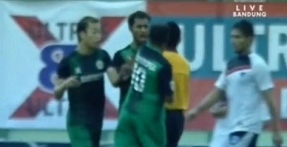 إيقاف لاعب كرة قدم  مدى الحياة لاعتدائه على حكم بالضرب