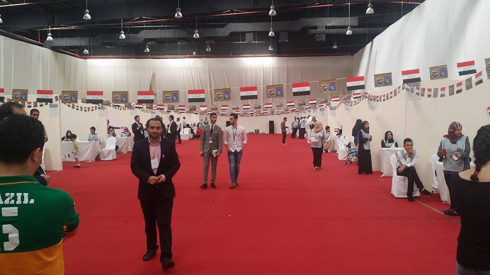 بالصور :العراقيون يدلون باصواتهم لاختيار البرلمان القادم في دولة الامارات العربية المتحدة