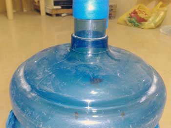 مياه معدنية مليئة بالحشرات تباع على انها معبئة بطريقة صحية في كربلاء