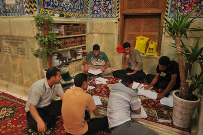 انقطاع التيار الكهربائي يسبب ارباكا لطلبة الصفوف المنتهية ويجعلهم يطالعون في العتبات المقدسة