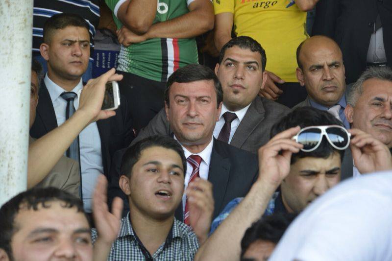 بالصور:محافظ كربلاء وسط المشجعين اثناء مباراة نادي كربلاء مع نادي الشرطه