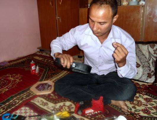 شاهد بالصور: كيف ينتج شاب كربلائي الكهرباء من ضوء فانوس زيتي