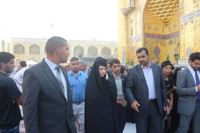 السفيرة الكندية تزور مرقد الإمامُ عليٍ بالنجف : 100 الف عراقي في كندا هم بحاجة إلى زيارة العتبات المقدسة (مصور)