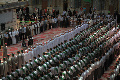 وفود مهرجان ربيع الشهادة الثامن يؤدون نشيد الولاء مع خدام العتبة العباسية ويتجولون بمتحف ابي الفضل (مصور)