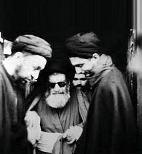 صورة ارشيفية للمرجع الديني اية الله العظمى السيد عبد الهادي الشيرازي ومعه السيد موسى الصدر