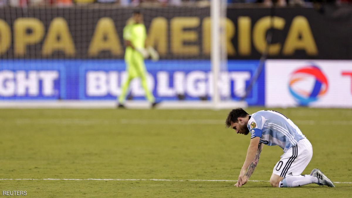 ميسي مع الأرجنتين.. أرجل مرتعشة واعتزال مبكر