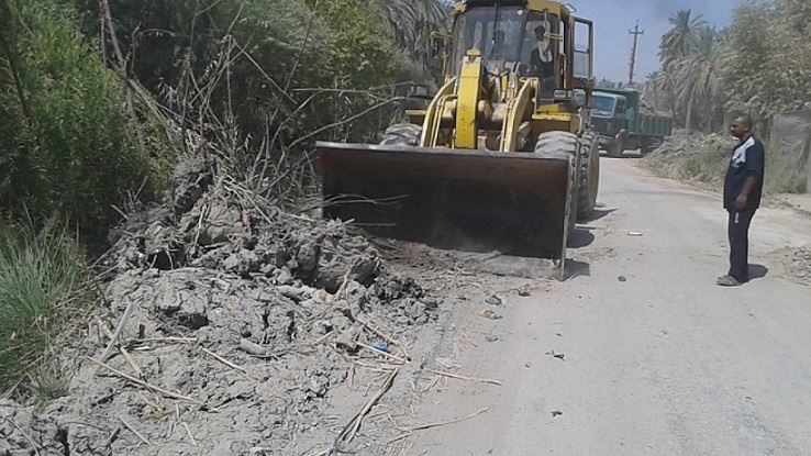 بالصور :متنفذون يخربون طريق عام ومواطنون ينظفونه