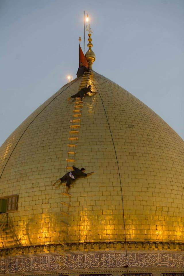 بالصورة:عملية ازالة الاتربة من على قبة ابو الفضل العباس عليه السلام في كربلاء